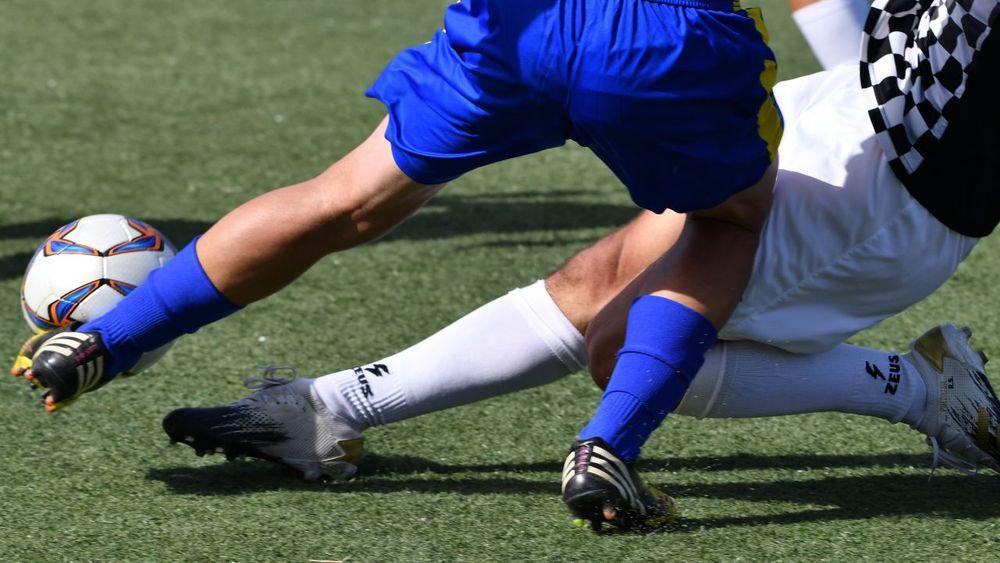 Dos jugadores de fútbol se opusieron a un juego muy intenso