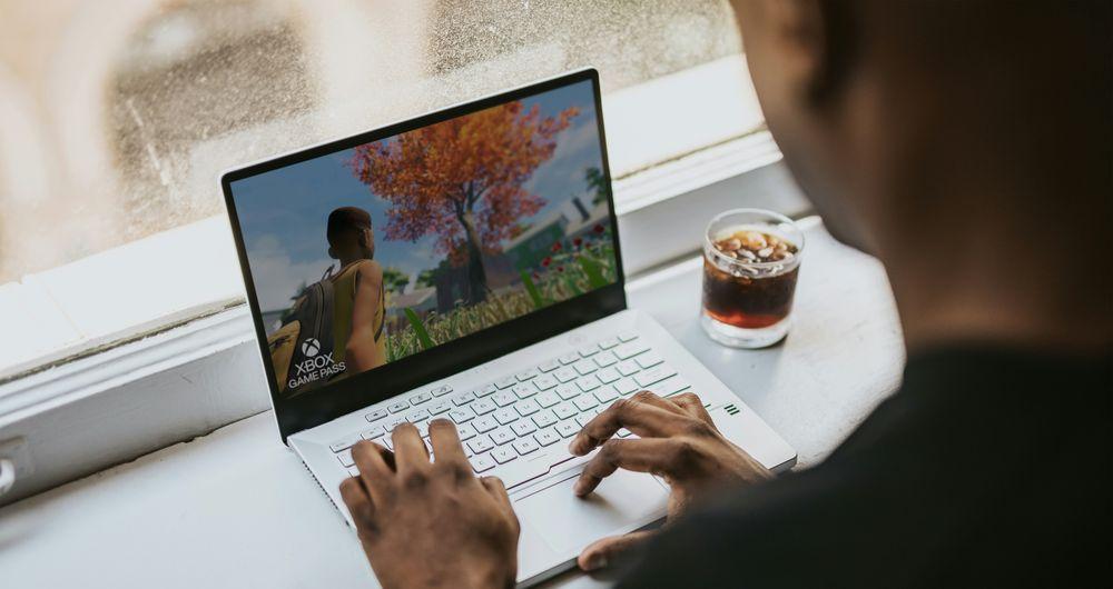 Un niño jugando con Windows 11 en la computadora portátil