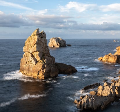 Puesta de sol cerca de la desembocadura del río Pas. En la costa cantabriana, los islotes que han dejado el tiempo y la erosión se conocen como 