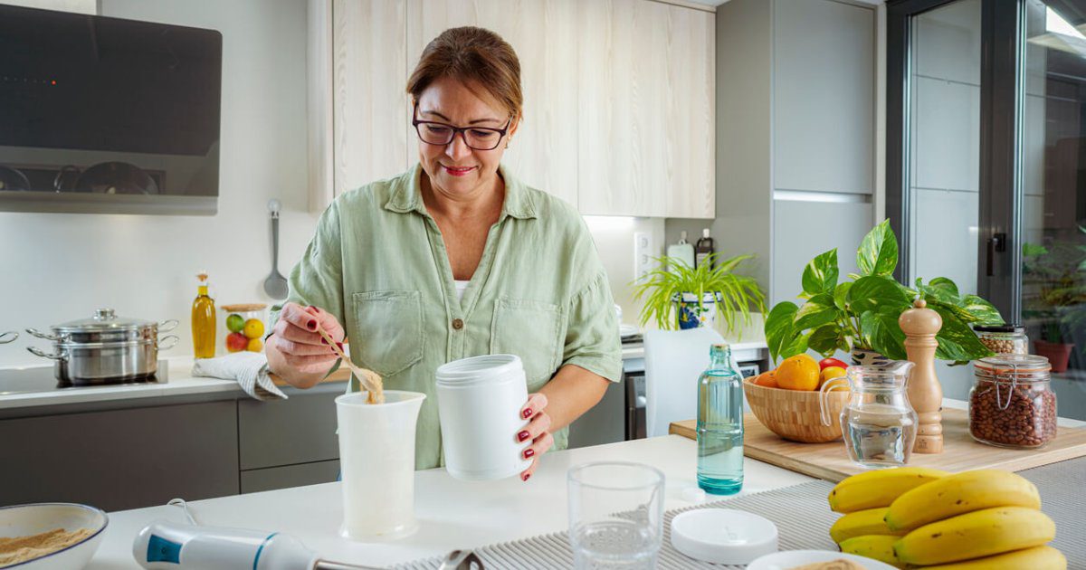 La fórmula natural de colágeno que se hace en casa con dos ingredientes que tienes en la cocina para rejuvenecer la piel al instante