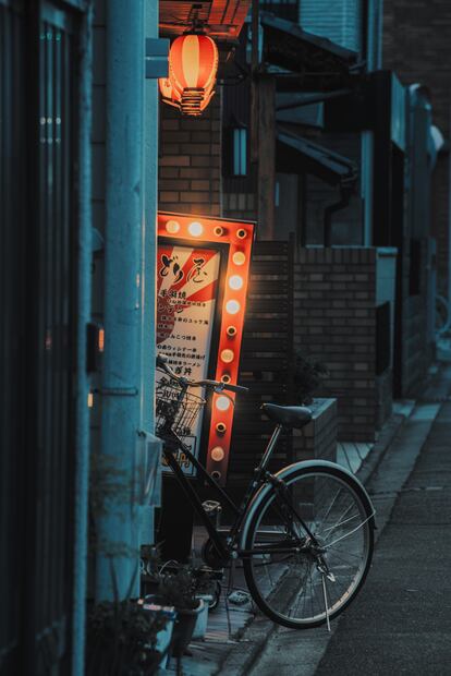 Una bicicleta estacionada en una calle en Kioto.