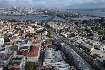 Vista aérea de Estambul y cúpulas de la mezquita de Zeyrek. 