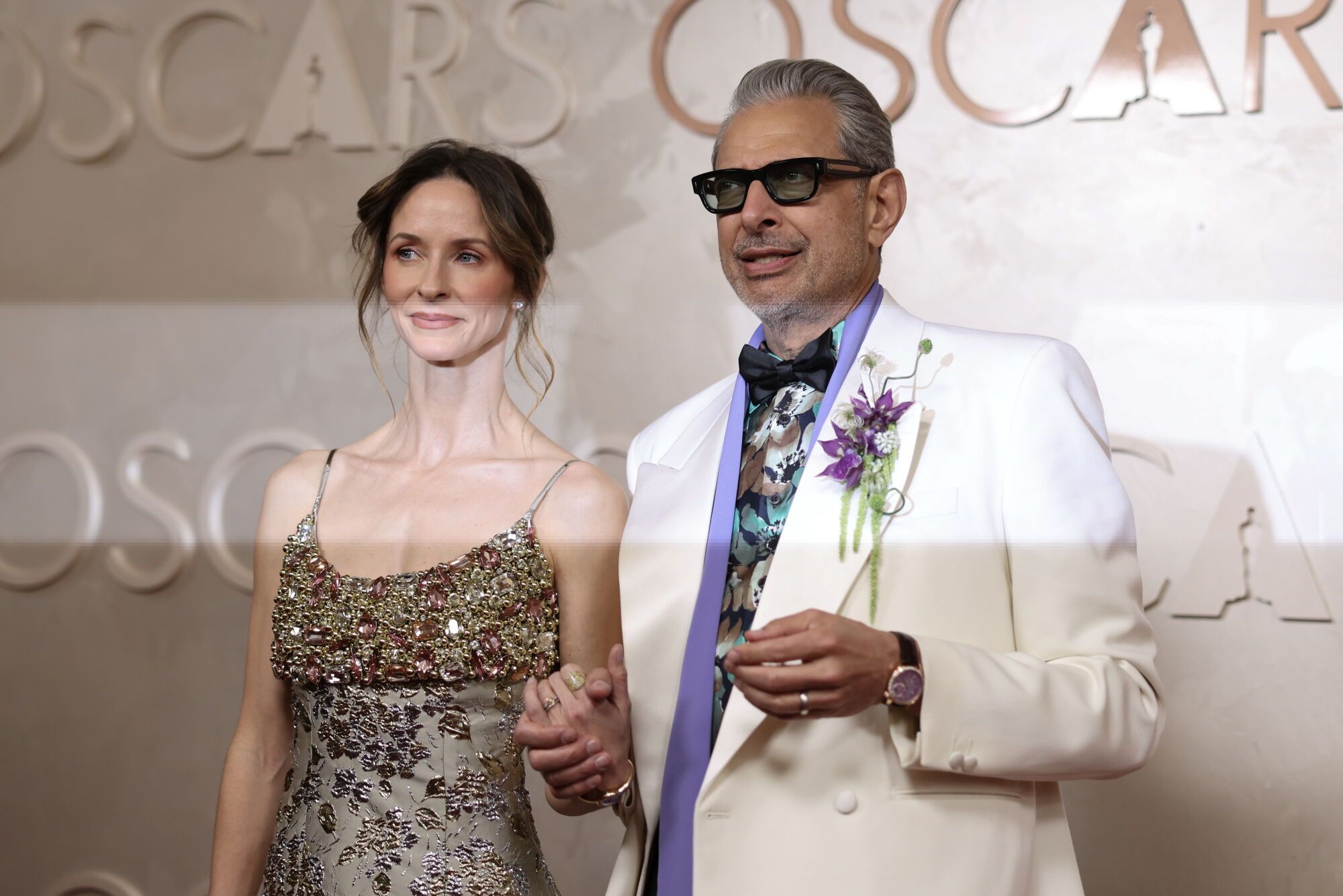 El actor estadounidense Jeff Goldblum (D) y su esposa, Emilie Livingston (I), fueron grabados este domingo 2 de marzo, a su llegada a la alfombra roja de la 79a edición de los Premios Oscar, en el Teatro Dolby en Hollywood, en Los Ángeles (CA, EE. UU.). Efe/David Swanson. Se agregan fotos del día e informe