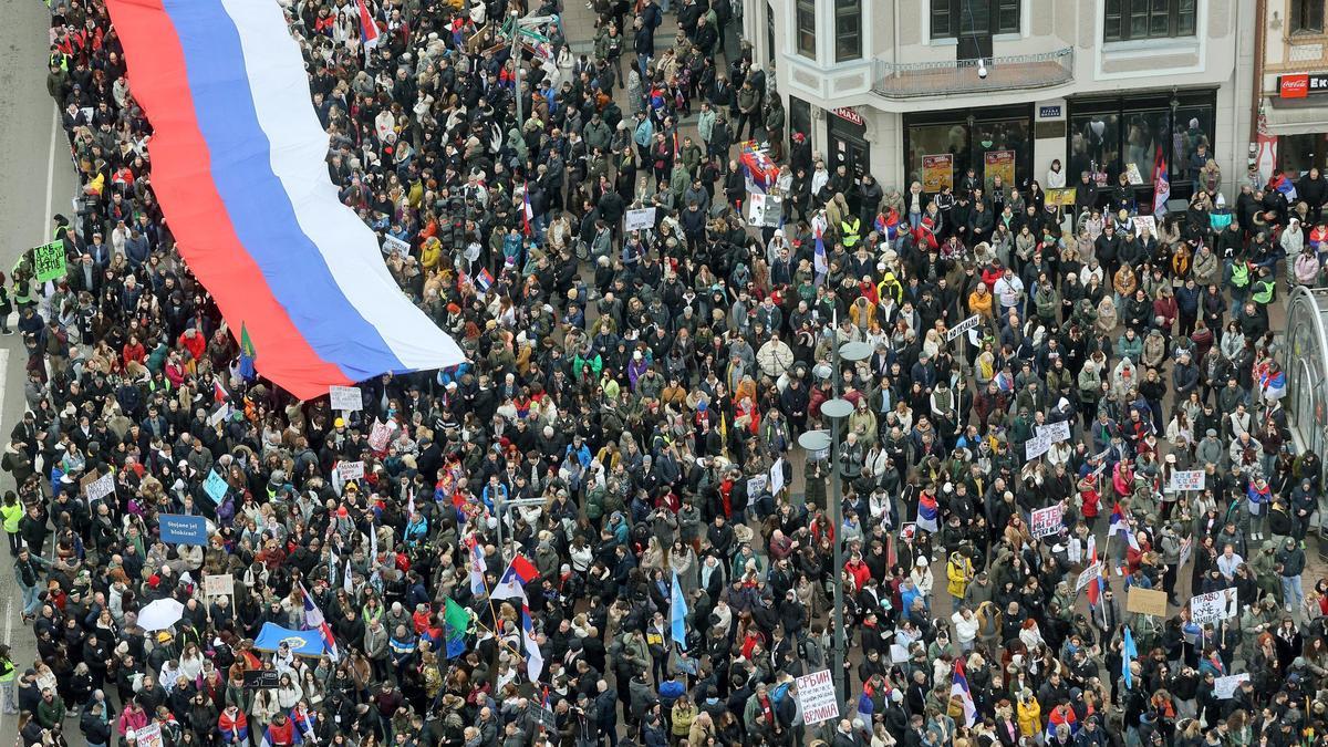 La oposición serbia interrumpe una sesión parlamentaria con bengalas y gases lacrimógenos