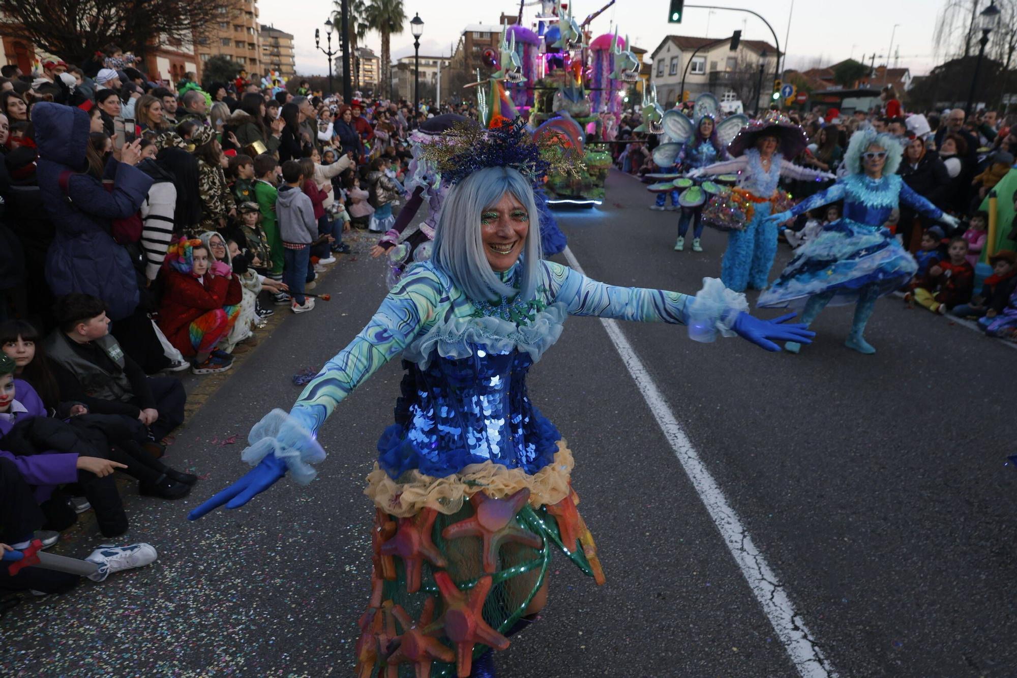 Así fue el multitudinario y espectacular desfile de Antroxu en Gijón (en imágenes)