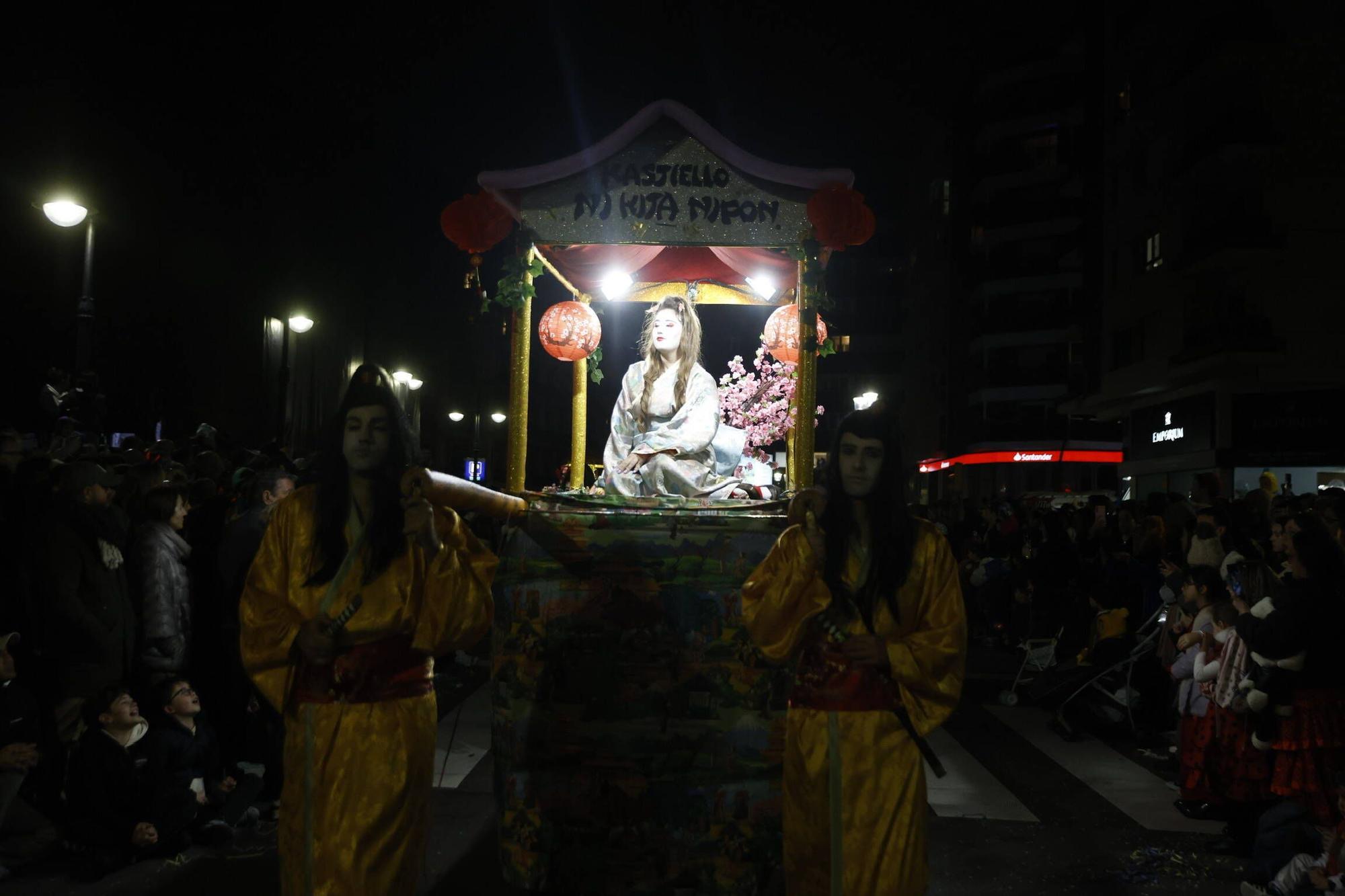 Así fue el multitudinario y espectacular desfile de Antroxu en Gijón (en imágenes)