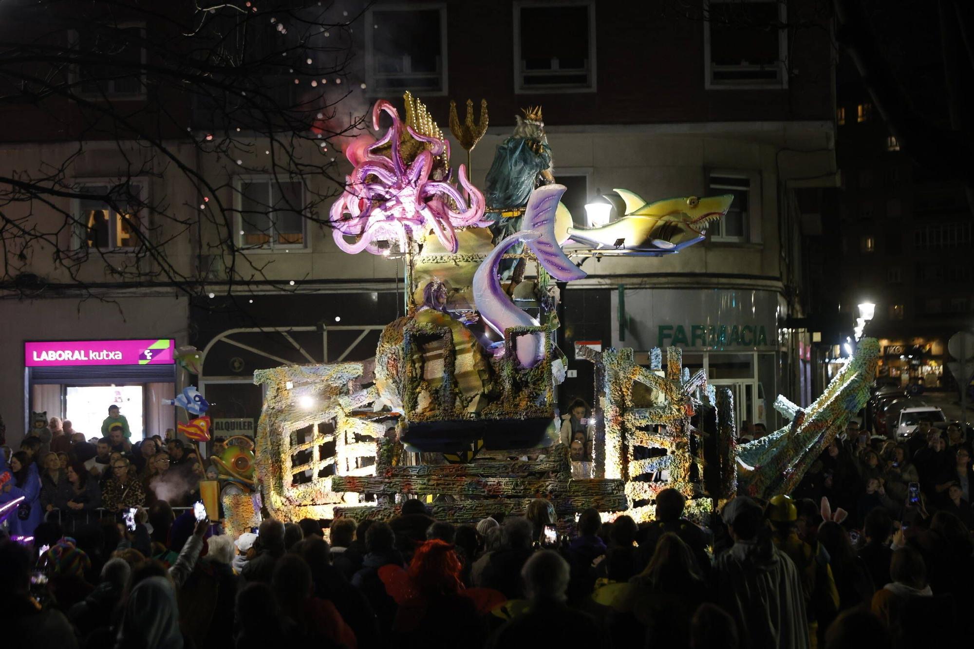 Así fue el multitudinario y espectacular desfile de Antroxu en Gijón (en imágenes)