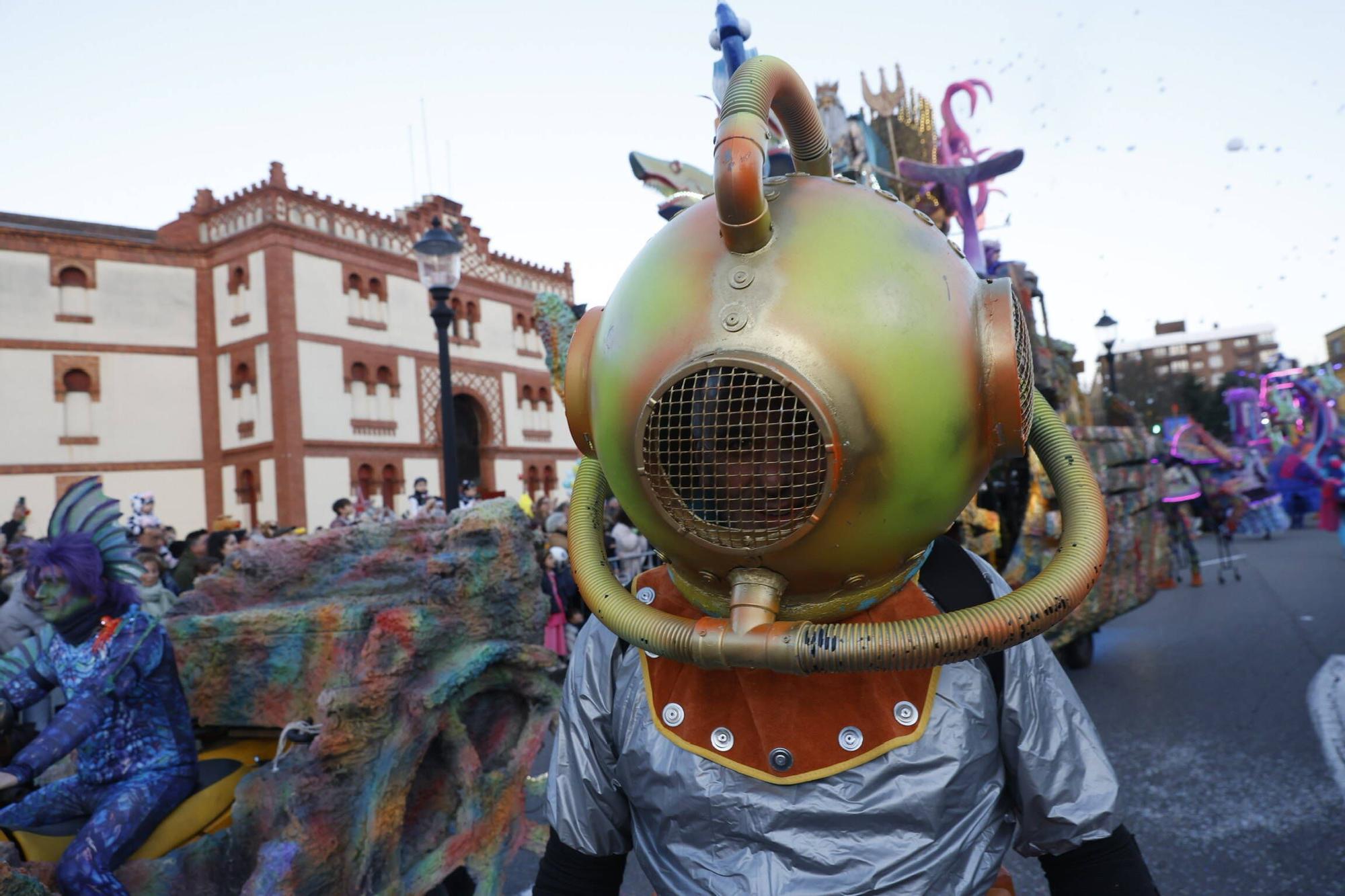 Así fue el multitudinario y espectacular desfile de Antroxu en Gijón (en imágenes)