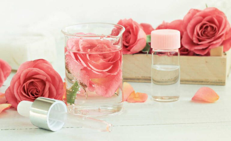 11 brillantes trucos de belleza con agua de rosas