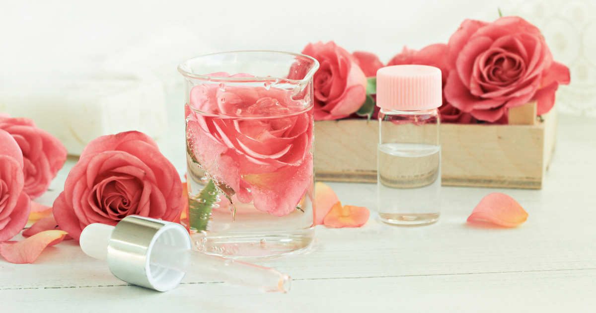 11 brillantes trucos de belleza con agua de rosas