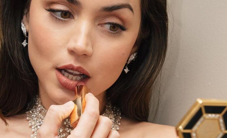 El labial natural que usa Ana de Armas y que arrasan en la alfombra roja