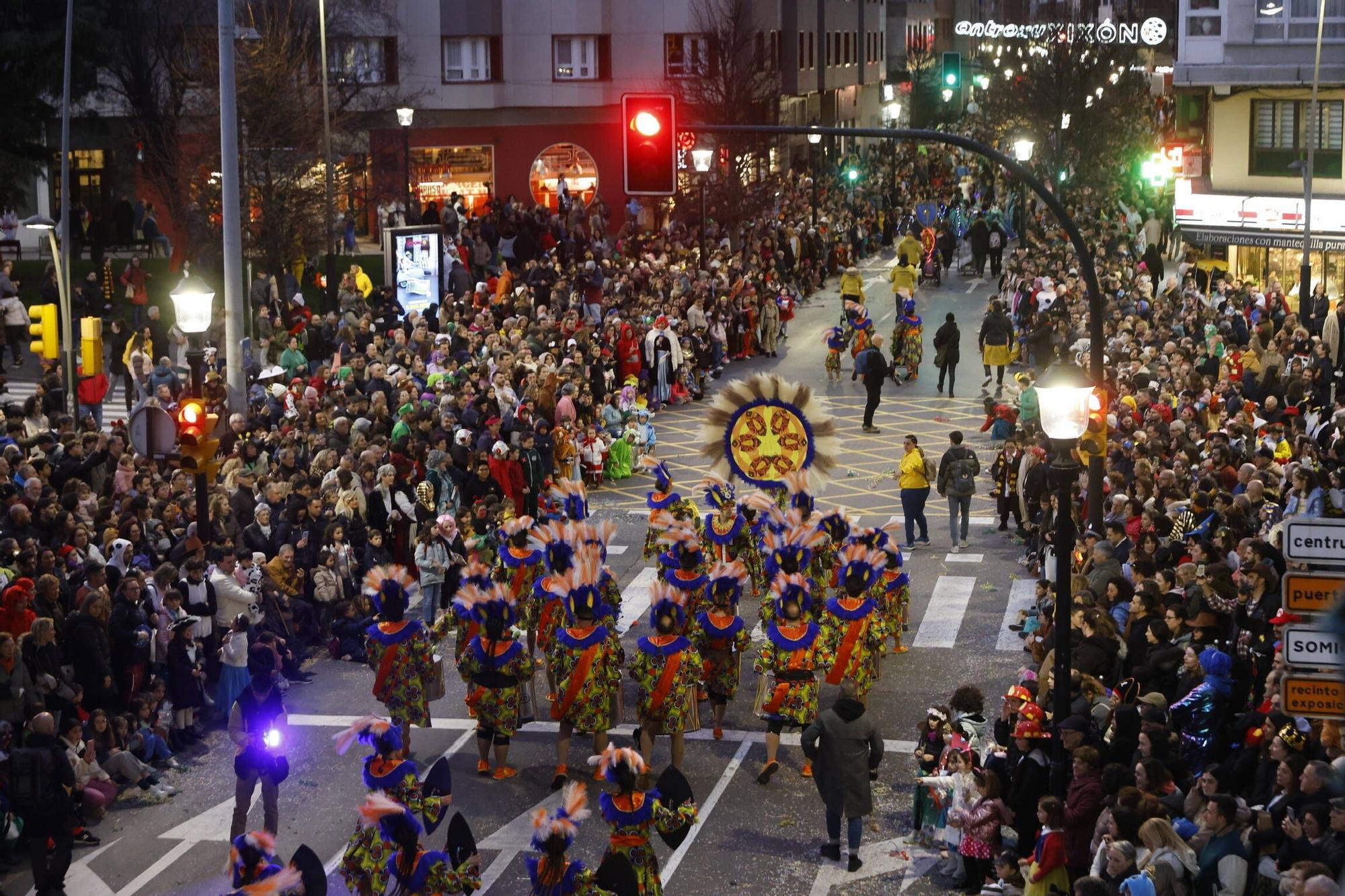 Así fue el multitudinario y espectacular desfile de Antroxu en Gijón (en imágenes)