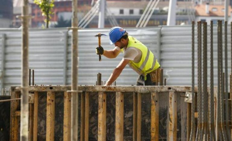 Una de cada cuatro ofertas laborales en Catalunya solo pide la ESO