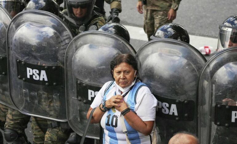 El Gobierno argentino califica las protestas de los pensionistas de «intento de golpe de Estado» y suspende un viaje de Milei a España