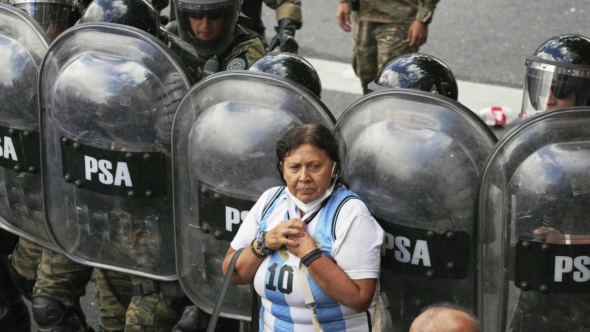 El Gobierno argentino califica las protestas de los pensionistas de «intento de golpe de Estado» y suspende un viaje de Milei a España