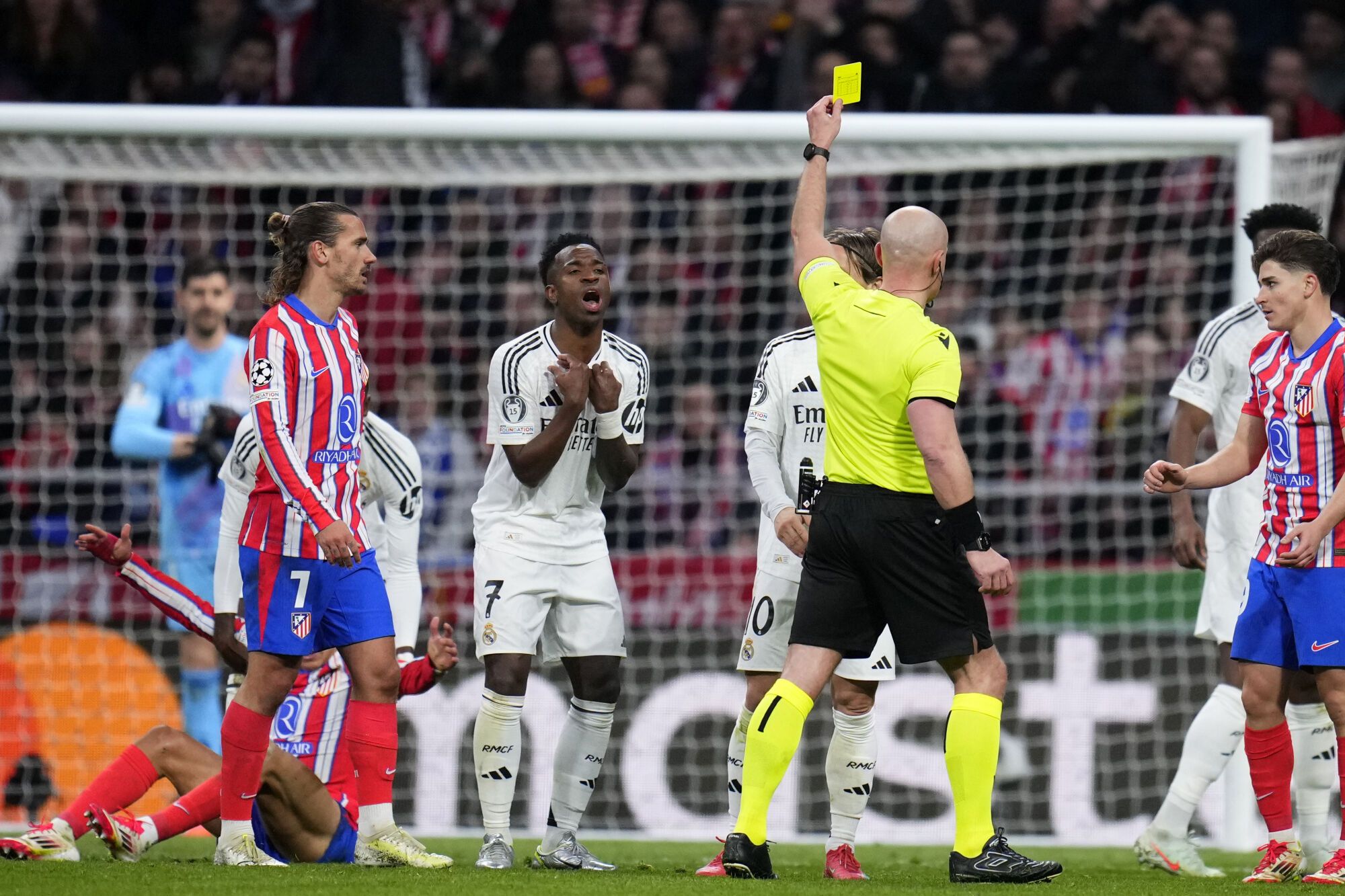 Referee Szymon Marciniak Shows A Yellow Card To Real Madrid's Vinicius Junior During the Champions League Round of 16, Second Leg, Soccer Match Between Athletic Madrid and Real Madrid at The Metropolitano Stadium in Madrid, Spain, Wednesday, March 12, 2025. (Ap Photo/Manu Fernandez). Editorial Use Only/Only Italy And Spain