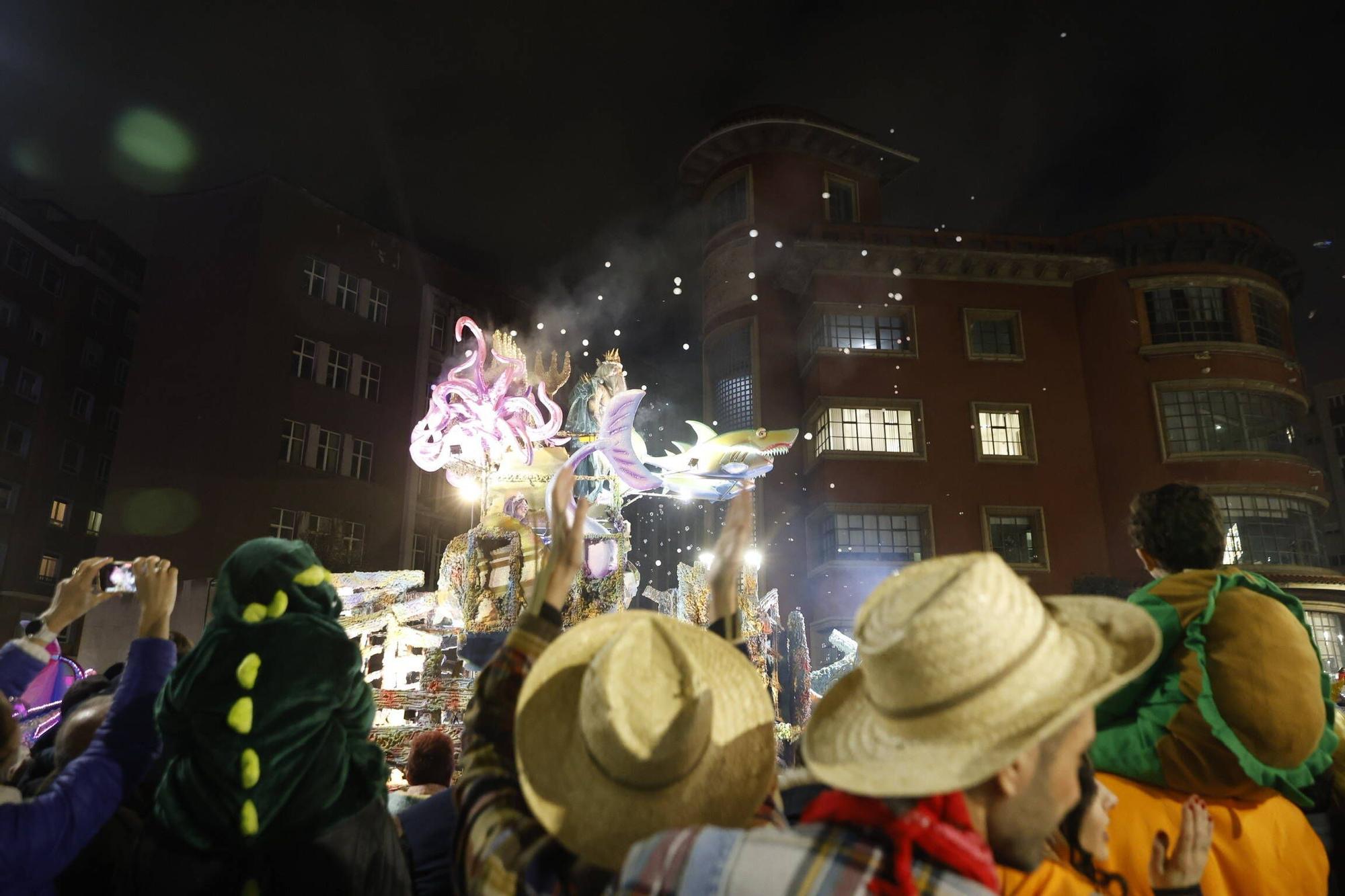 Así fue el multitudinario y espectacular desfile de Antroxu en Gijón (en imágenes)