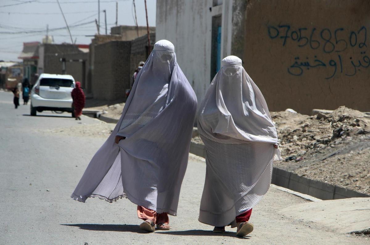 Dos mujeres con burka en Kandahar (Afganistán).