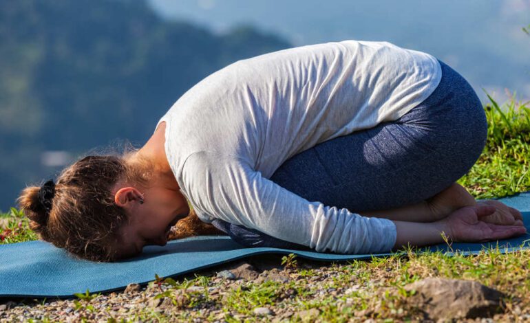 Las tres posturas de yoga que aconseja un profesor de yoga indio para combatir los gases