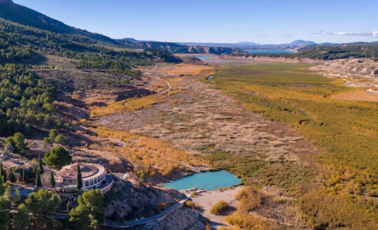 Esta balsa termal gratuita de aguas sulfurosas y atardeceres de ensueño está en Granada y se mantiene a más de 30 ºC todo el año