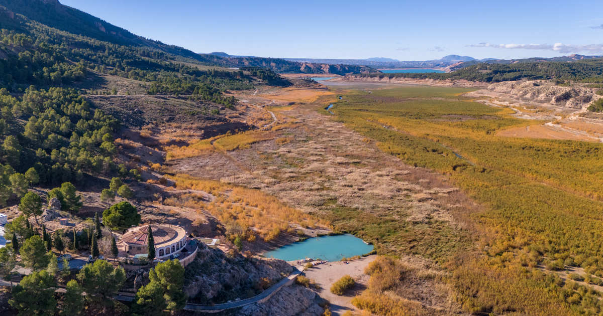 Esta balsa termal gratuita de aguas sulfurosas y atardeceres de ensueño está en Granada y se mantiene a más de 30 ºC todo el año