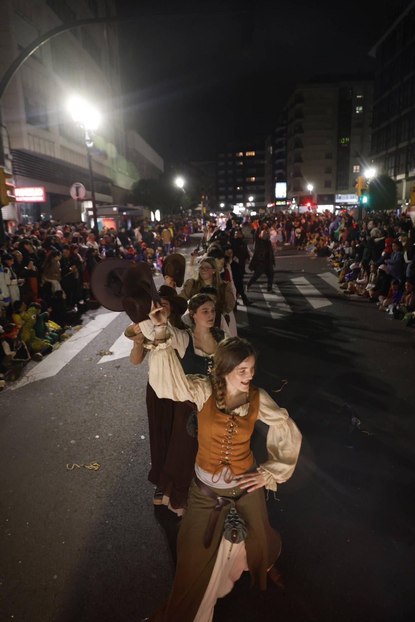 Así fue el multitudinario y espectacular desfile de Antroxu en Gijón (en imágenes)