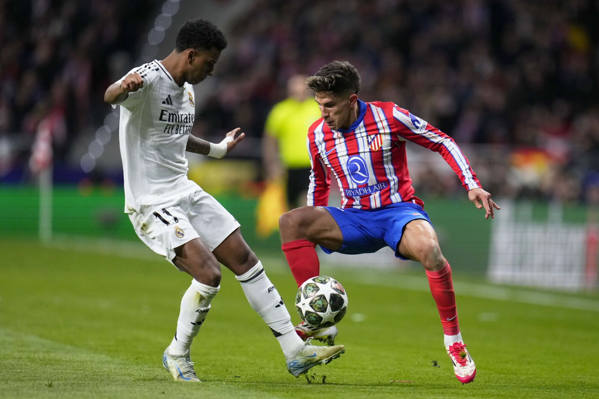 Real Madrid's Rodrygo Vies for The Ball with Atletico Madrid's Giuliano Simeone, Right, During the Champions League Round of 16, Second Leg, Soccer Match Between Athletic Madrid and Real Madrid at The Metropolitano Stadium in Madrid, Spain, Wednesday, March 12, 2025. (Ap Photo/Manu Fernandez). Editorial Use Only/Only Italy And Spain