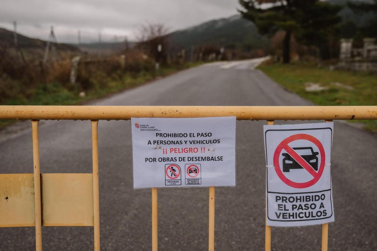 Varias vallas impiden el acceso a la carretera que se dirige al embalse de El Tejo desde la Estación del Espinar, en Segovia.