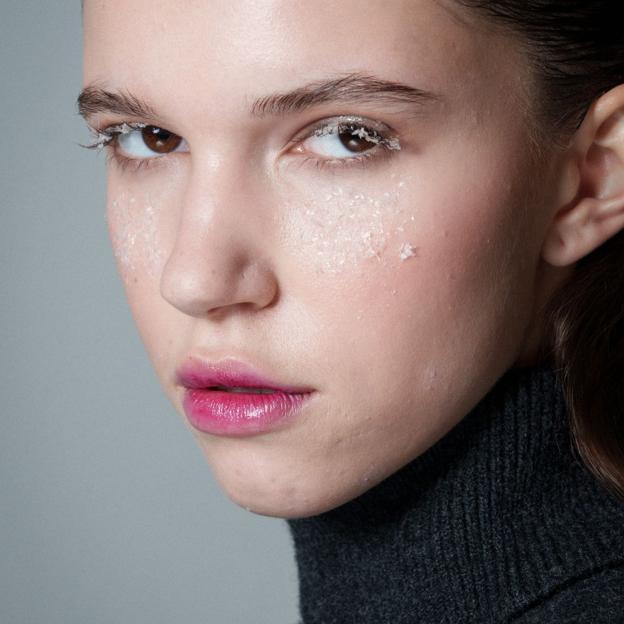 Un ejemplo de maquillaje con labios borrosos.