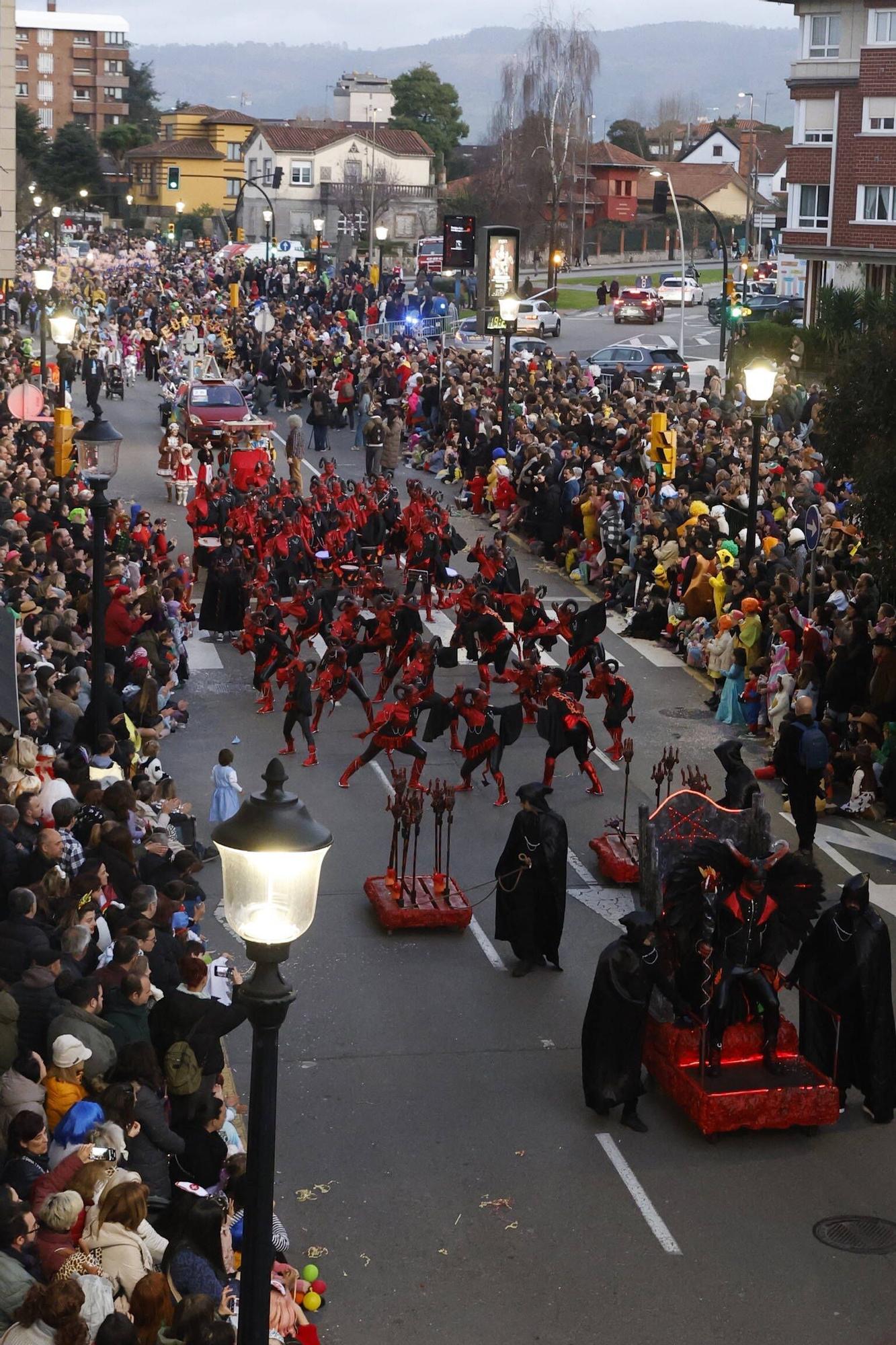 Así fue el multitudinario y espectacular desfile de Antroxu en Gijón (en imágenes)