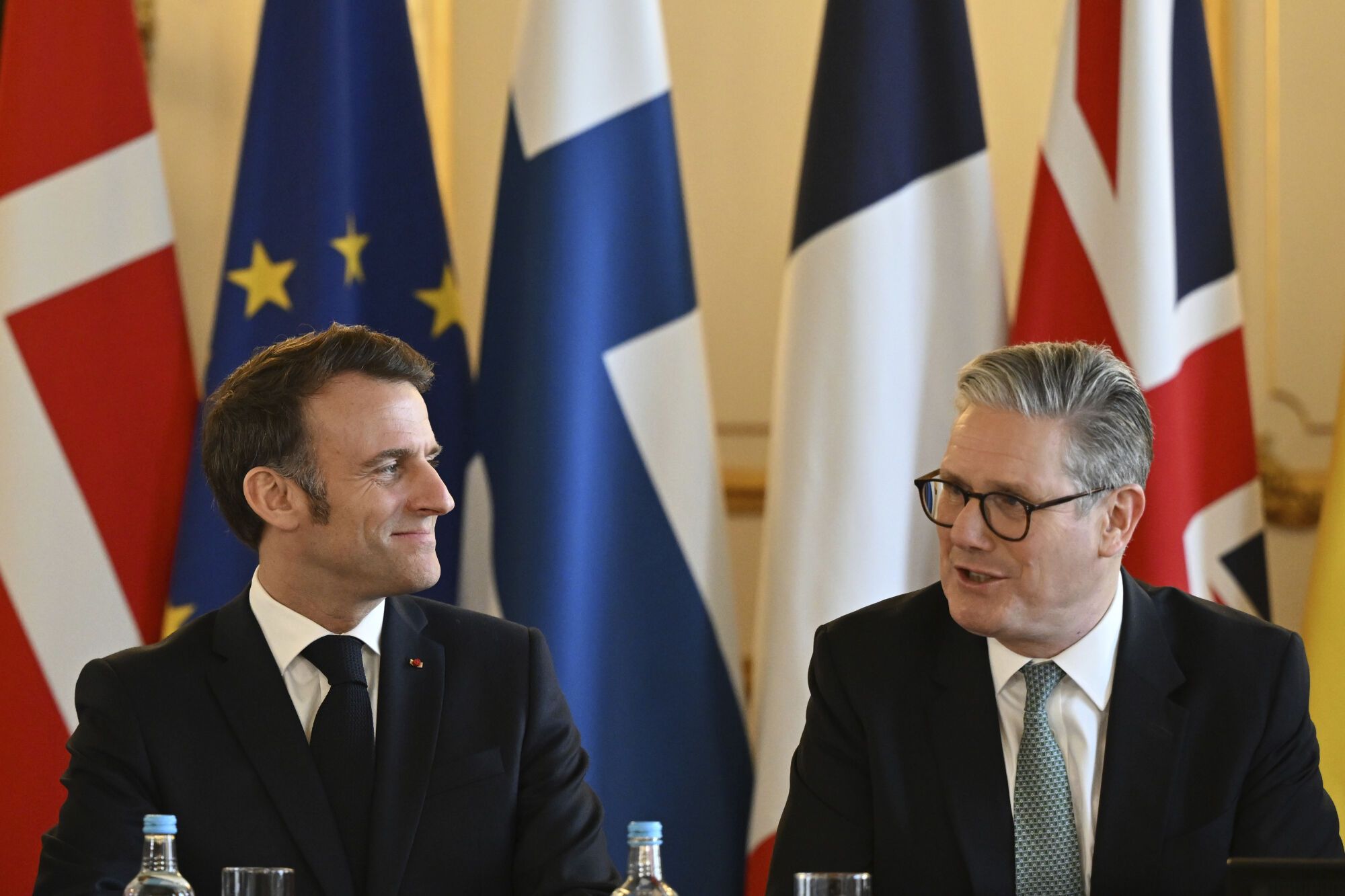 Britain's Prime Minister Keir Starmer, right, and France's President Emmanuel Macron at the European leaders' summit to discuss Ukraine, at Lancaster House, London, Sunday March 2, 2025. (Justin Tallis/Pool via AP). EDITORIAL USE ONLY / ONLY ITALY AND SPAIN