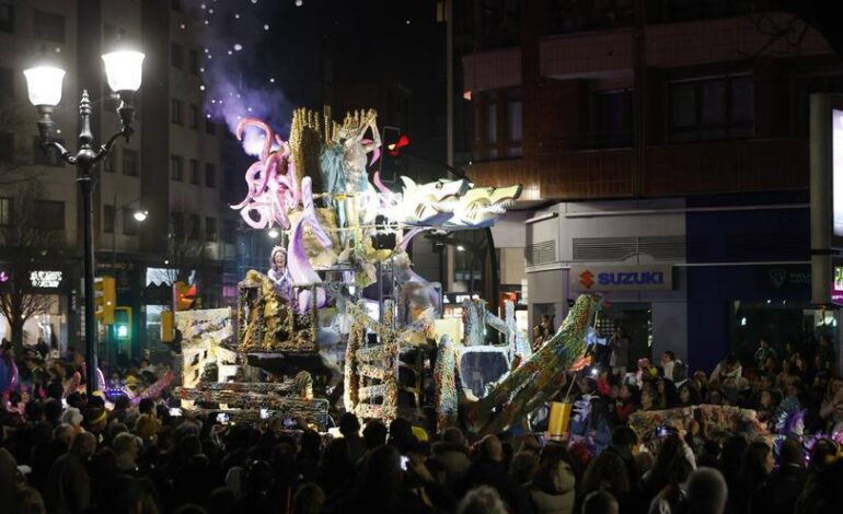 Así fue el multitudinario y espectacular desfile de Antroxu en Gijón (en imágenes)