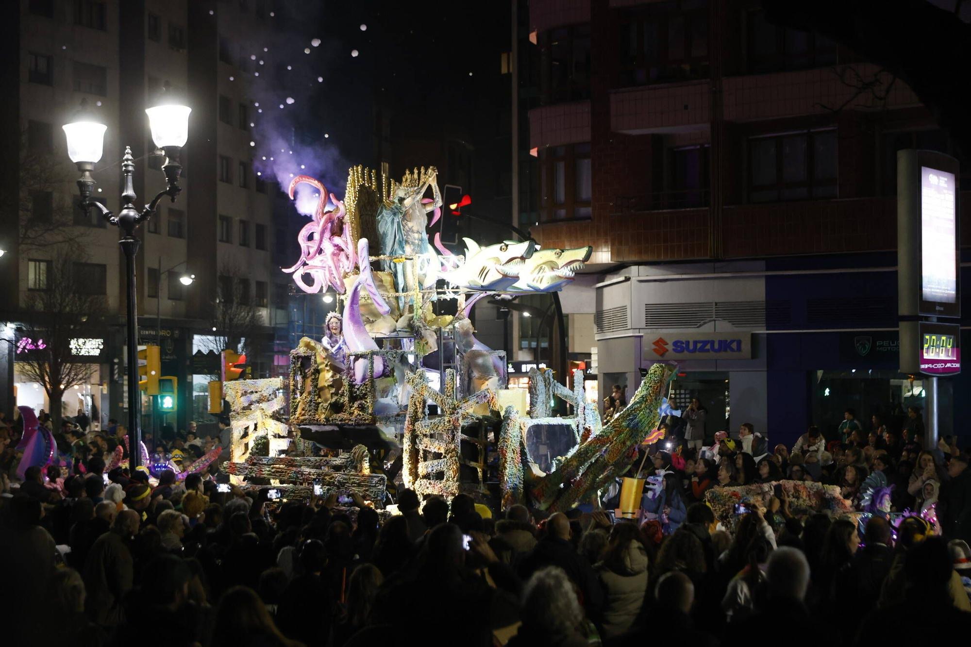 Así fue el multitudinario y espectacular desfile de Antroxu en Gijón (en imágenes)