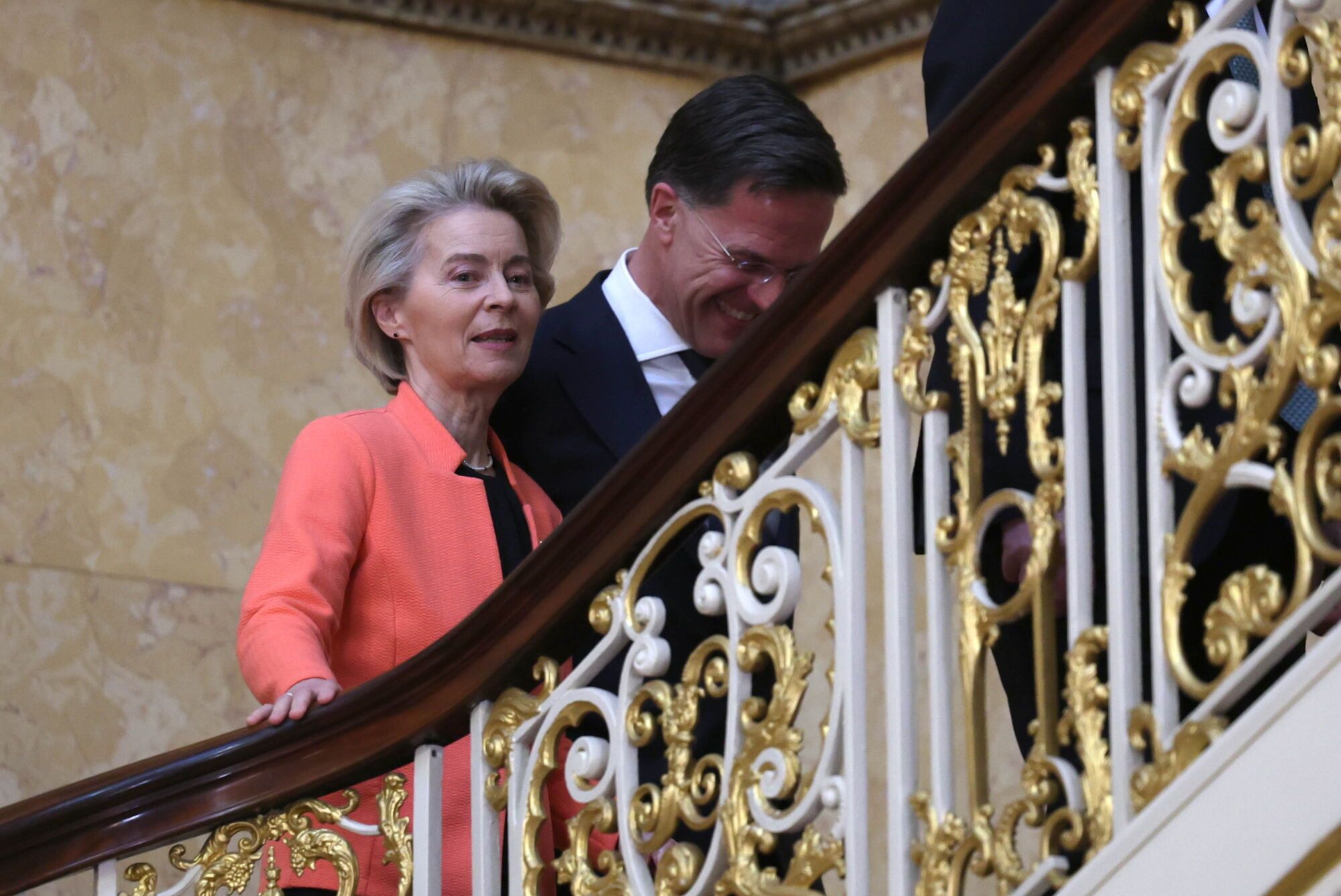 LONDON (United Kingdom), 02/03/2025.- EU Council President Ursula Von der Leyen and NATO Secretary General Mark Rutte chat as European leaders gather for a summit on Ukraine at Lancaster House in London, Britain, 02 March 2025. The British prime minister is hosting a summit of European leaders in London to discuss the ongoing war in Ukraine. (Ucrania, Reino Unido, Londres) EFE/EPA/NEIL HALL/POOL