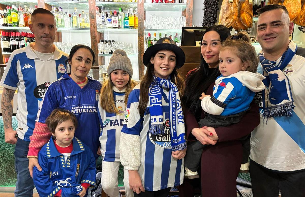 Por la izquierda, José Castro, Esther López con Pablo Castro, Naiara y Noa Servia, Gaby Castronovo con Natalie Servia, y Óscar Servia, ayer, en la sidrería La Pomarada de la calle Gascona.