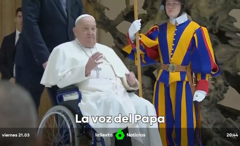 El cardenal Fernández informa que el Papa «casi tendrá que volver a aprender a hablar» y anticipa «una nueva etapa» en su pontificado a su regreso