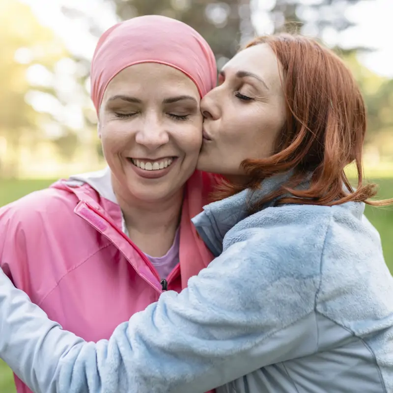 Chica con cáncer para besarla