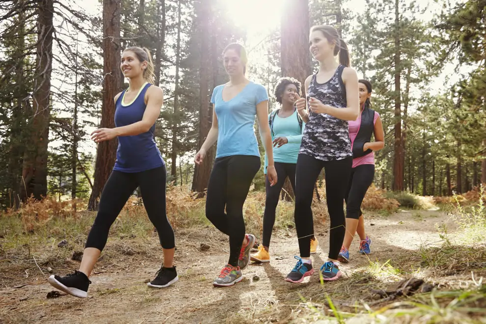 Chicas caminando