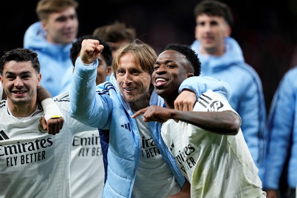 Brahim, Modric y Vinicius celebran la clasificación del Real Madrid para cuartos de la Champions.