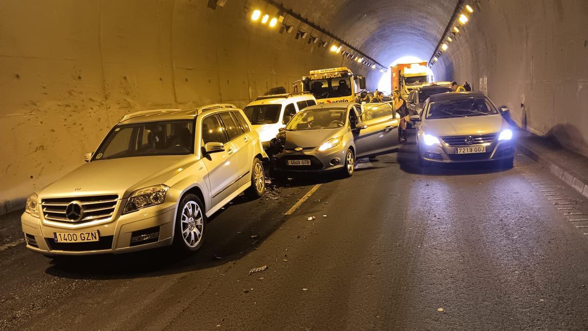 ACCIDENTE TÚNEL OVIEDO | El relato de uno de los conductores heridos en el accidente de la ronda exterior: «Dentro del túnel no se veía nada»