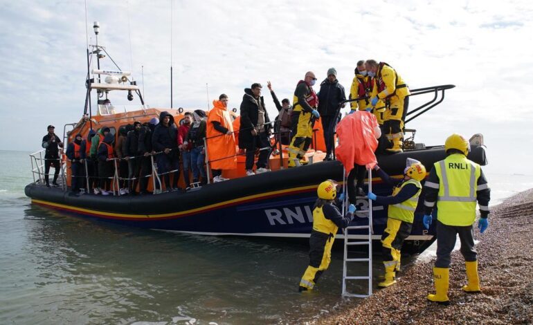 Casi 600 inmigrantes alcanzan Reino Unido este domingo en el día con más llegadas de 2025