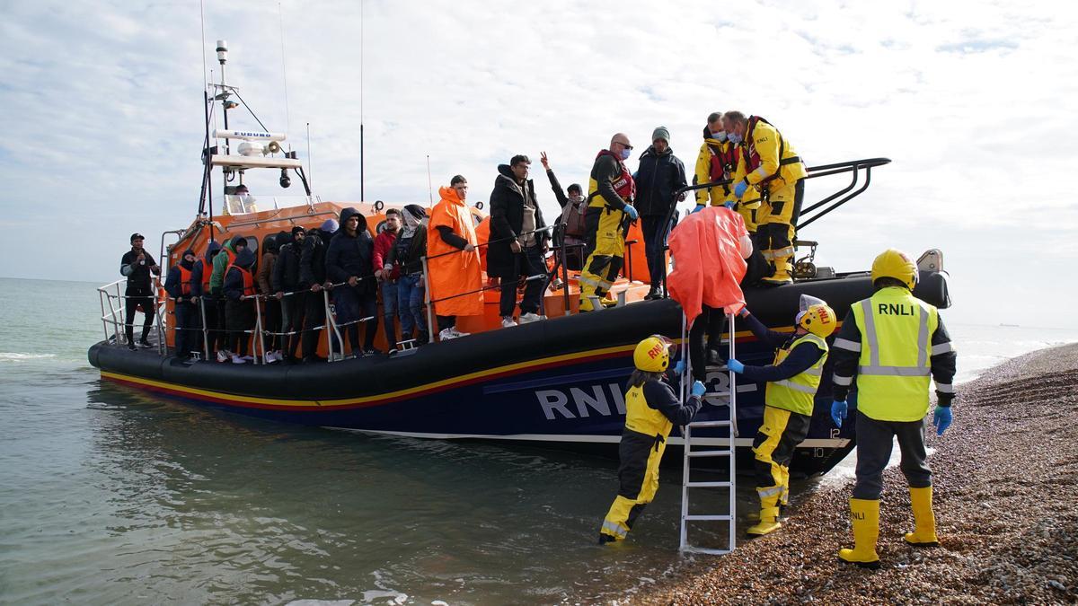 Casi 600 inmigrantes alcanzan Reino Unido este domingo en el día con más llegadas de 2025