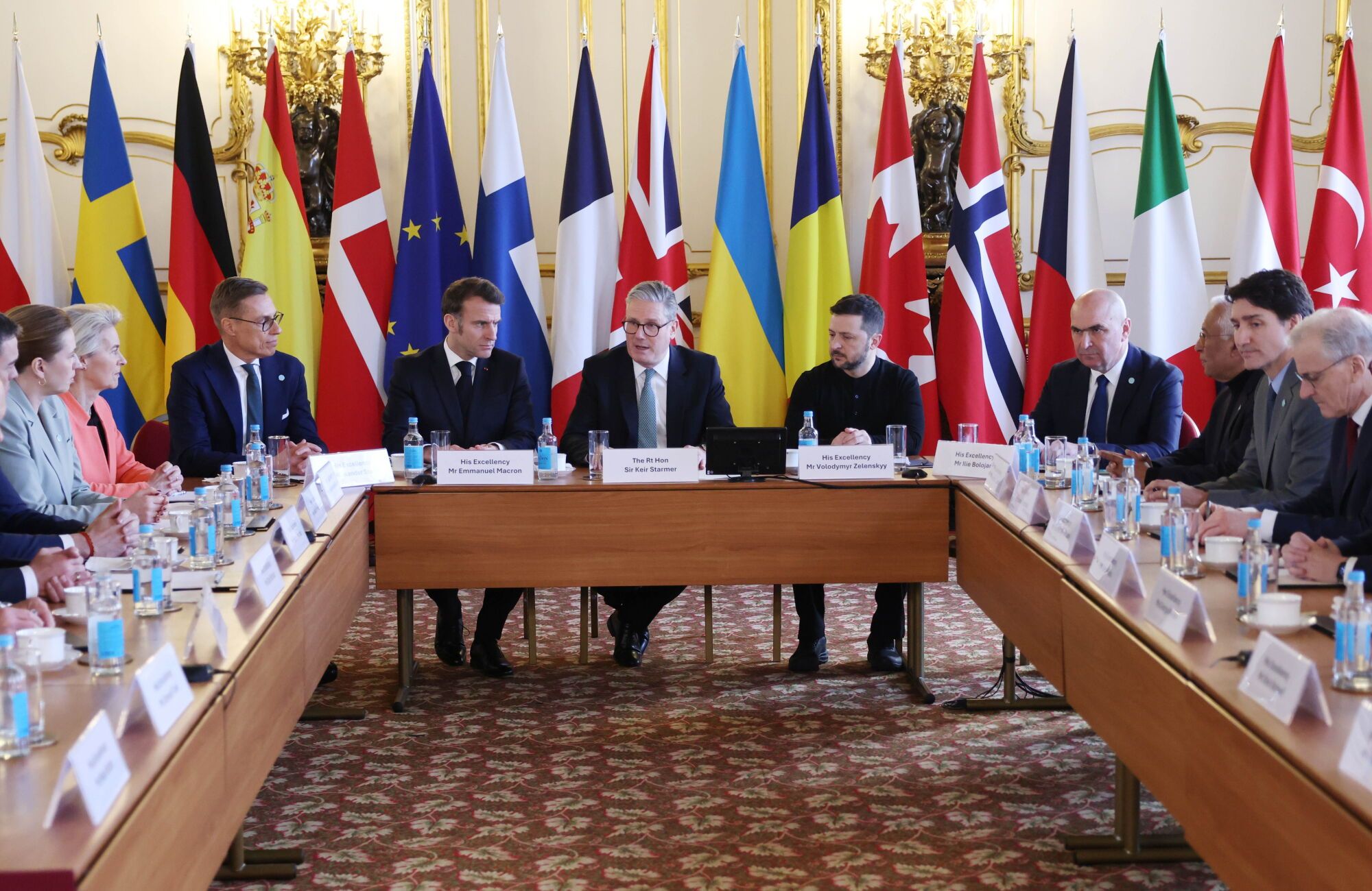 LONDON (United Kingdom), 02/03/2025.- (L-R) Britain's Prime Minister Keir Starmer (C), French President Emmanuel Macron (C-L), and Ukraine’s President Volodymyr Zelensky (R) attend a plenary meeting as European leaders gather for a summit on Ukraine at Lancaster House in London, Britain, 02 March 2025. The British prime minister is hosting a summit of European leaders in London to discuss the ongoing war in Ukraine.  (Ucrania, Reino Unido, Londres) EFE/EPA/NEIL HALL/POOL