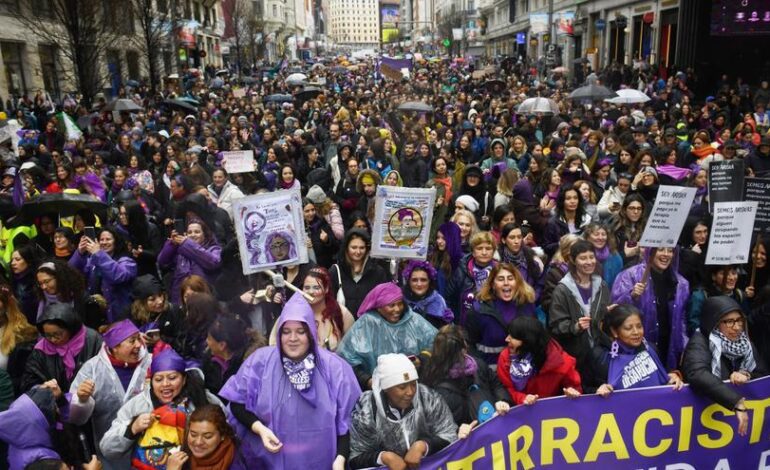 En imágenes | Las mujeres salen a las calles para celebrar y reivindicar un 8M pasado por agua