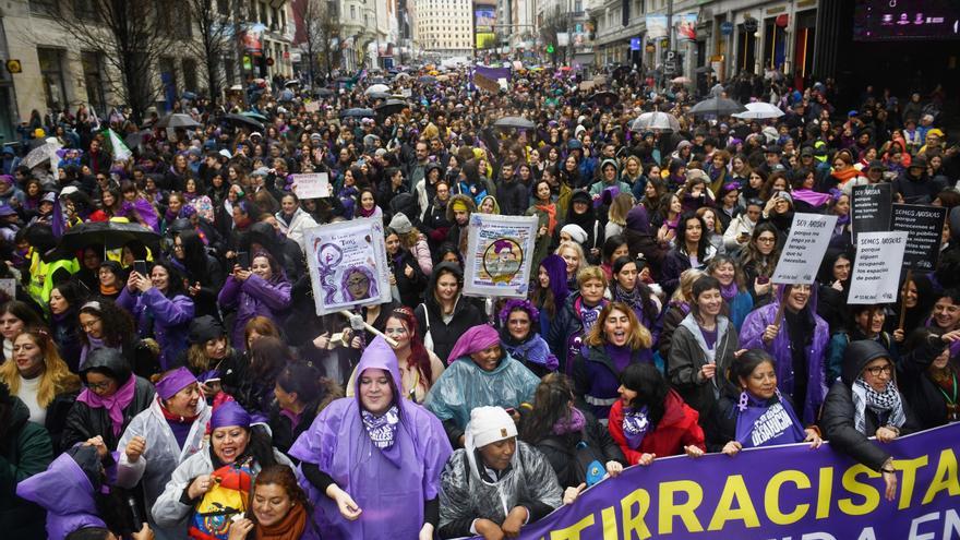 En imágenes | Las mujeres salen a las calles para celebrar y reivindicar un 8M pasado por agua