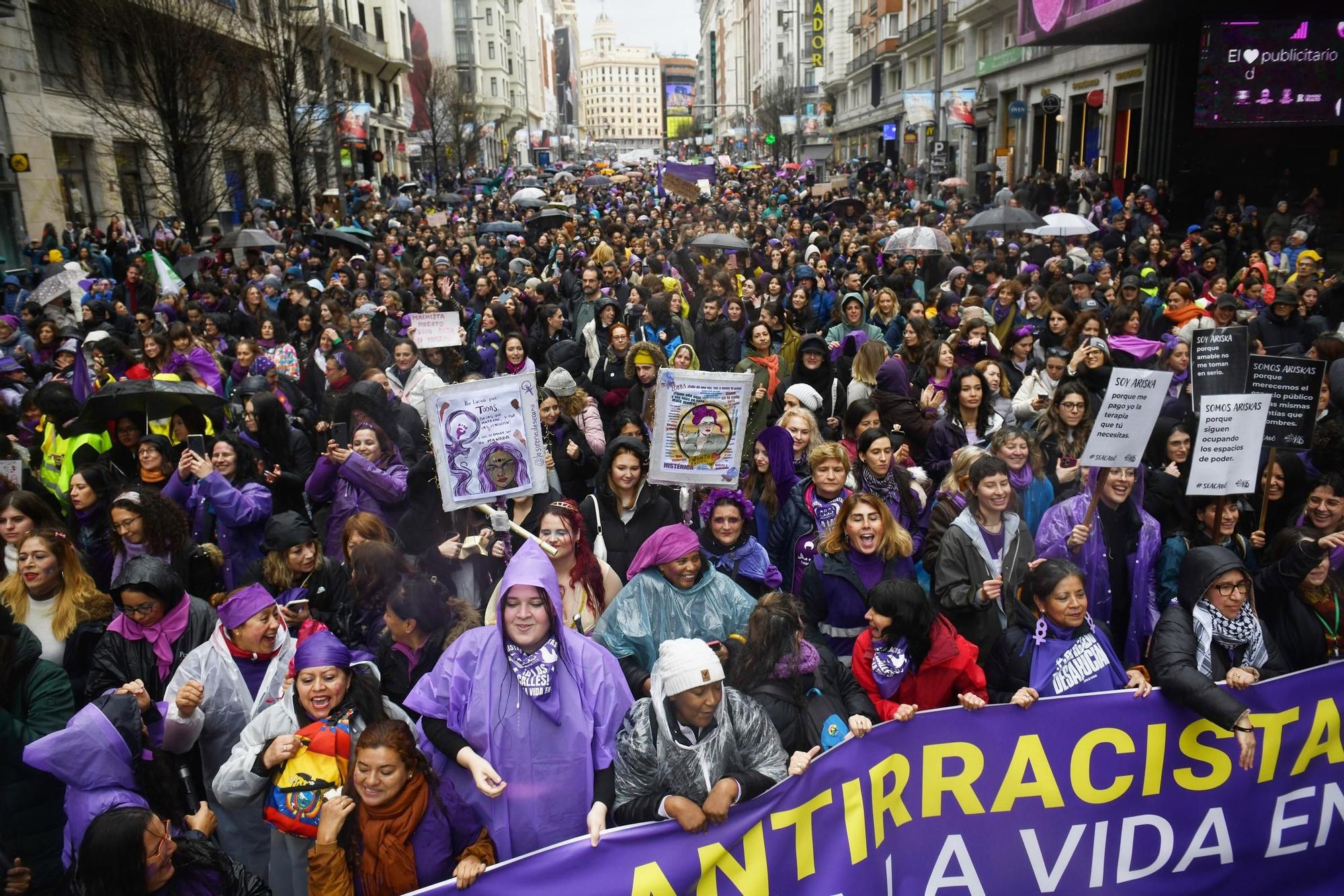 Cientos de personas durante la manifestación convocada por la Comisión 8M para el Día de la Mujer, 8 de marzo de 2025, en Madrid (España). La marzo del 8 de marzo, se convocó con motivo del Día Internacional de la Mujer, que se celebra hoy, 8 de marzo, el 8 de marzo,