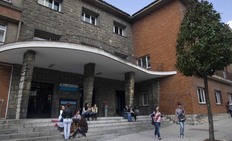 Detenido el joven que se coló en una clase de la Facultad de Educación en Oviedo y manoseó a cuatro alumnas