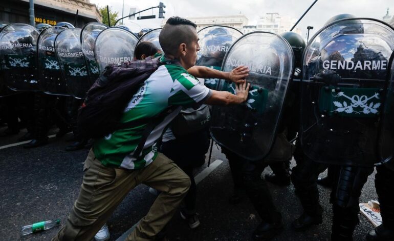 Más de 120 detenidos y 45 heridos en una protesta de jubilados en Argentina