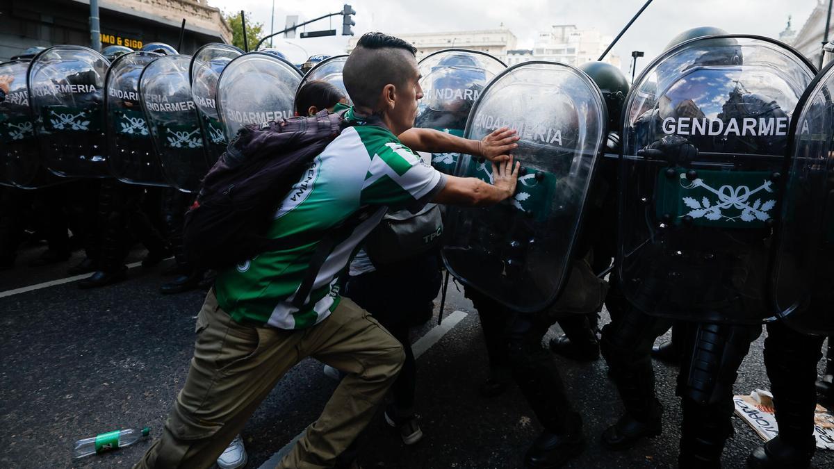 Más de 120 detenidos y 45 heridos en una protesta de jubilados en Argentina