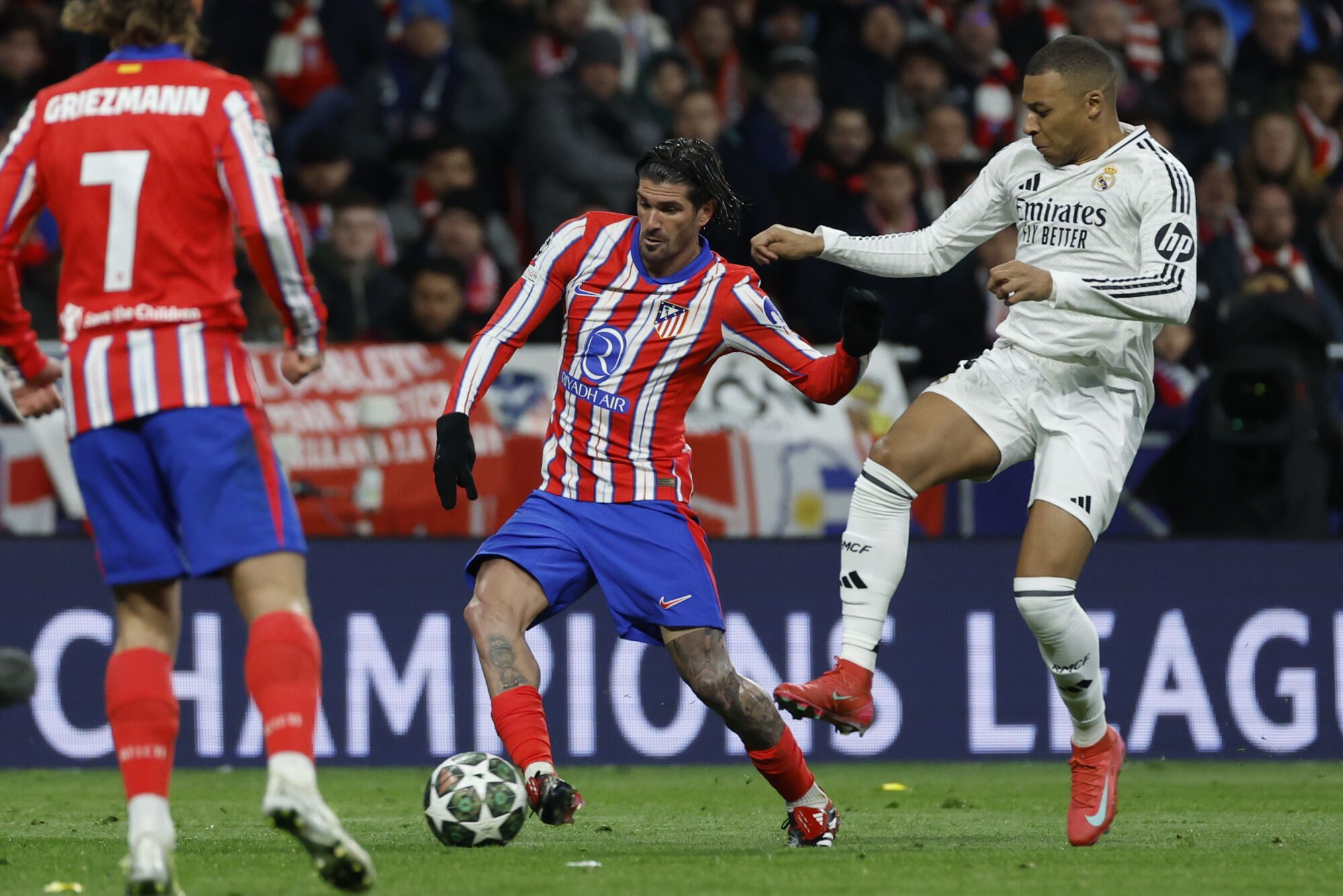 Madrid, 12703/2025.- Atlético Rodrigo de Paul midfielder (i) plays a ball against Kylian Mbappé, of Real Madrid, during the second leg of the round of 16 of the Champions League that Atlético de Madrid and Real Madrid play this Wednesday at the Metropolitan Stadium. EFE/Juanjo Martín